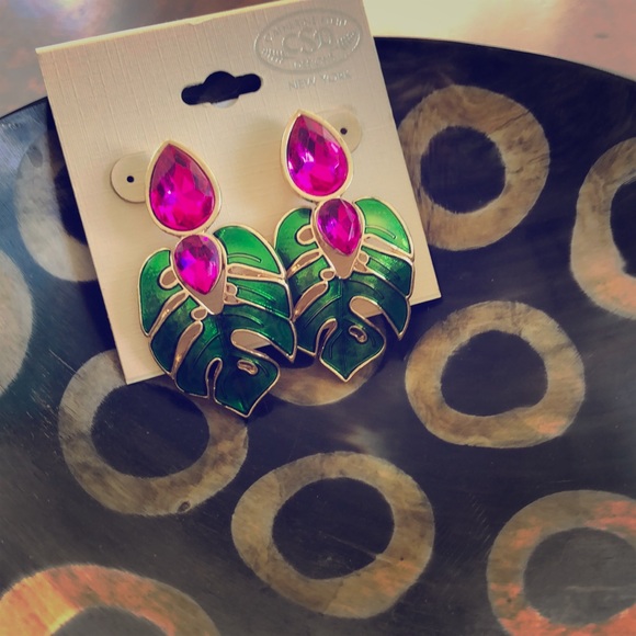 Jewelry - Gold Green leaf and fuchsia flower earrings NWT